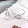 Dettaglio orecchini huggie in argento S925 con intarsio in smalto bianco quadrato - Fibbia per Orecchio a Doppia Faccia Bianca e Nera (Colore Argento)