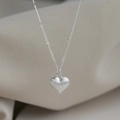 Mattierte silberne Herz-Anhänger-Halskette mit eleganter Textur und feiner Metallkette - Choker-Halskette / Mattiertes Silberherz