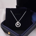 Zilveren lelietje-van-dalen hanger ketting met ronde ring op donkerblauw fluweel - Zilveren Ring Orchidee