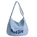 Hellblaue halbmodförmige Canvas-Tasche mit maojie-Schriftzug und verstellbarem Gurt - Hellblau