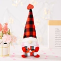 Gnomo festivo con cappello scozzese rosso e scatola regalo con cuore per San Valentino - Gnomo con Cappello a Quadri Rosso e Nero con Scatola Regalo