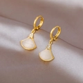 Eleganti orecchini a ventaglio dorati con opale bianco e intarsi in zircone - Stile Madreperla a Forma di Ventaglio Dorato
