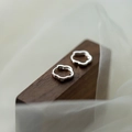 Dettaglio del marchio S925 su orecchini a cerchio in argento sterling con design a onde lucide - Huggie a Fiore Ondulato Argentato (EH757YS)