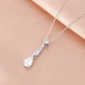 Collier en argent avec pendentif goutte et zirconiums étincelants sur fond en satin rose - Style Zirconium Goutte de Larme (Argent)