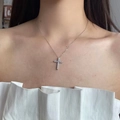 Dettaglio di una collana con ciondolo a croce scintillante con cristalli e catena - Croce in Zirconia (Grande)