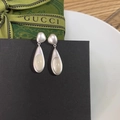 Minimalistische Tropfenohrringe aus mattem Silber mit milchweißem ovalem Stein im Retro-Stil - Matte Wassertropfen Ohrringe