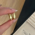 Gepolijste dikke gouden oorringen met hoogglans afwerking van dichtbij getoond - Gepolijste Ring (Goudkleur)
