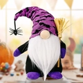 Gnomo di Halloween con cappello viola a pipistrello, barba bianca e scopa - Viola