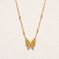 Detail van de elegante gouden vlinderketting met getextureerde vleugels en kralenketting - 40+5CM Verlengketting / Goud