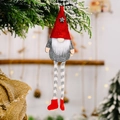 Gnomo di Natale con cappello rosso e corpo grigio appeso a rami di pino innevati - Bambola a Gambe Pendenti Vecchio della Foresta Cappello Rosso