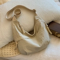 Sac bandoulière croissant en nylon beige clair avec fermeture éclair à nœud tressé - Blanc Cassé