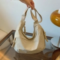 Bolso bandolera de nailon beige con correa ancha ajustable y tirador de cremallera - Beige