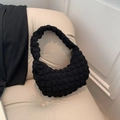 Schwarze Hobo-Bag mit Blasenstruktur im Retro-Stil mit minimalistischer Sichel-Silhouette - Schwarz