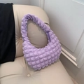 Hellviolette Cloud Bag mit Blasenstruktur und sichelförmigem Schultertaschen-Design - Lila