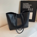 Bolso tote grande negro minimalista con textura granulada y correas finas de hombro - Negro / Talla única