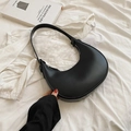 Bolso hobo minimalista de cuero negro mate con un elegante diseño de media luna - Negro