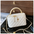 Dettaglio della borsa box bianca trapuntata con manico in metallo dorato e tracolla - Bianco Crema Grande