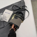 Detalle del bolso tipo cubo de pata de gallo con cremallera dorada en blazer gris - Negro sin Colgante