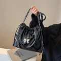 Schwarze glänzende Ketten-Tote-Bag mit silberner Metallschleife und Kordelzug-Design - Schwarz