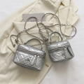 Mini borsa a scatola argento trapuntata con logo floreale e catena su un blazer - Argento