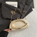 Minimalistische beige crossbody tas met groot goudkleurig C-vormig metalen handvat - Wit