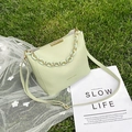 Borsa a secchiello verde pistacchio da donna con accenti dorati e tracolla a catena - Verde