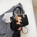 Bolso tote negro con textura de cocodrilo, asa trenzada y pequeño colgante de caballo - Negro