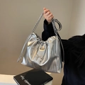 Silberne Metallic-Tasche mit Falten, Kettenriemen und Schleife als Umhängetasche - Silber