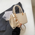 Bolso elegante blanco crema con textura ondulada, asa trenzada y colgante decorativo de caballo - Blanco Roto