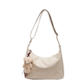 Dettaglio della borsa hobo in pelle PU beige con ciondolo a forma di orsetto e tracolla - Bianco Sporco