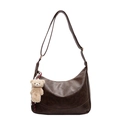 Dettaglio della borsa hobo in ecopelle marrone scuro con ciondolo a forma di orsetto - Marrone
