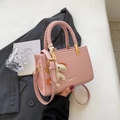 Bolso tote rosa con asas trenzadas, colgante de dibujos y logotipo dorado moda - Rosa