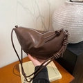 Bolso bandolera de media luna marrón oscuro en cuero suave con detalles de nudo único - Marrón