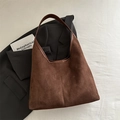 Grand sac cabas en daim marron avec large bandoulière dans un style vintage épuré - Marron