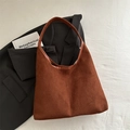 Grand sac cabas en daim marron foncé avec design hobo chic et intérieur spacieux - Marron