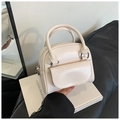 Sac à main minimaliste en cuir verni crème avec poignée incurvée et bandoulière chic - Blanc