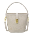 Bolso tipo cubo blanco roto con relieve de dibujos y herrajes de metal dorado - Blanco Roto