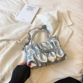 Bolso de mano plisado plateado con lazo de diamantes de imitación y asa de cadena - Plateado
