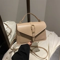 Elegante beige lederen crossbodytas met gouden gesp en verstelbare schouderband - Khaki