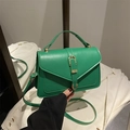Chique felgroene crossbodytas met gouden gesp en een elegant handvat aan de bovenkant - Groen