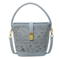 Bolso cubo azul claro con estampados de graffiti cartoon y cierre metálico dorado - Azul