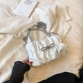 Bolso nube plisado blanco con lazo de strass y asa brillante sobre un blazer blanco - Blanco