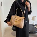 Elegante borsa in pelle beige con chiusura a scatto dorata e tracolla regolabile - Cachi