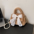 Bolso de peluche marrón con gran lazo de satén blanco y elegante correa de perlas - Marrón