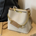 Schicke beigefarbene Beuteltasche mit Lederstruktur und goldener Kette für Damen - Cremeweiß