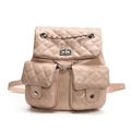 Zaino trapuntato chic da donna in beige rosato con finitura lucida e catena - Rosa