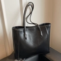 Grande borsa tote nera in pelle lucida con doppi spallacci e cuciture verticali - Nero