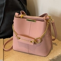 Rosafarbene Bucket Bag aus Leder mit Narbenstruktur, Goldkette und Schultergurt - Rosa