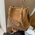 Khaki-braune Eimertasche aus Leder mit Lychee-Muster und eleganter Goldkette - Khaki