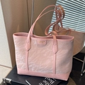 Roze shopper met marmeren textuur en gouden logo getoond in de spiegel - Roze